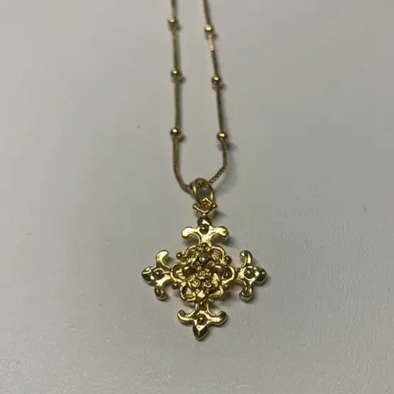 Dainty fleur De Lis N
