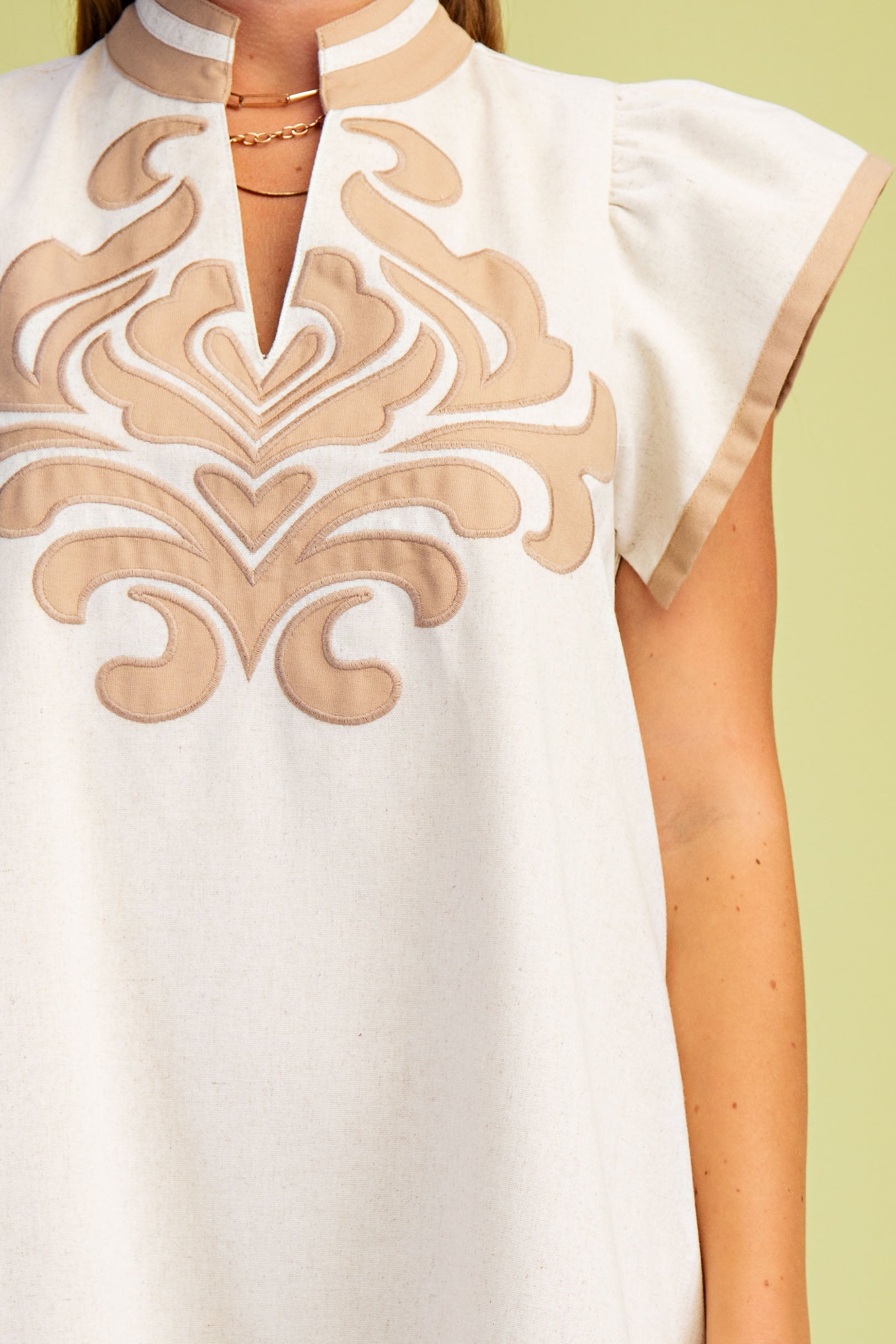 Gigio Linen V Neck Mini Dress w/Applique Details